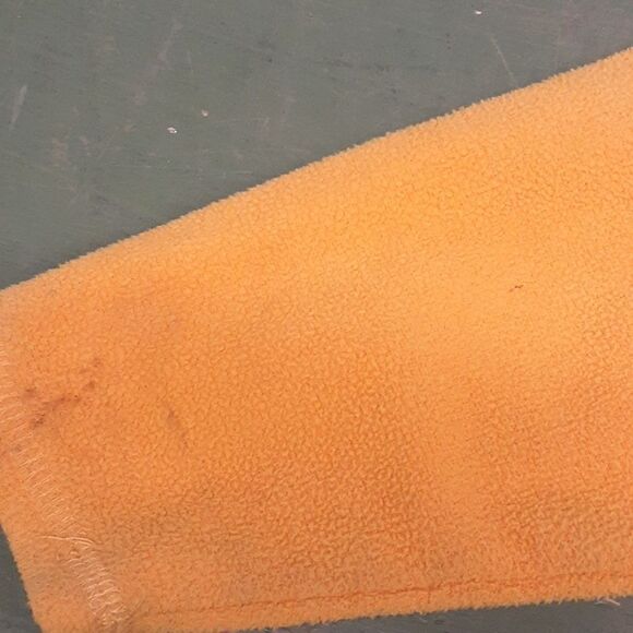 Hawkeyes Colosseum gold fleece sweatshirt size 5. - Picture 4 of 9